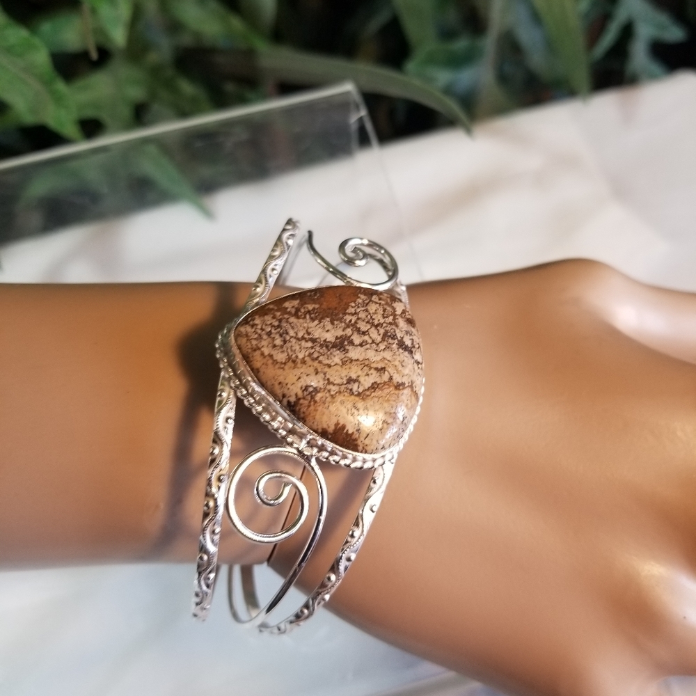 ELEGANT BRACELET NWOT - Picture 1 of 9